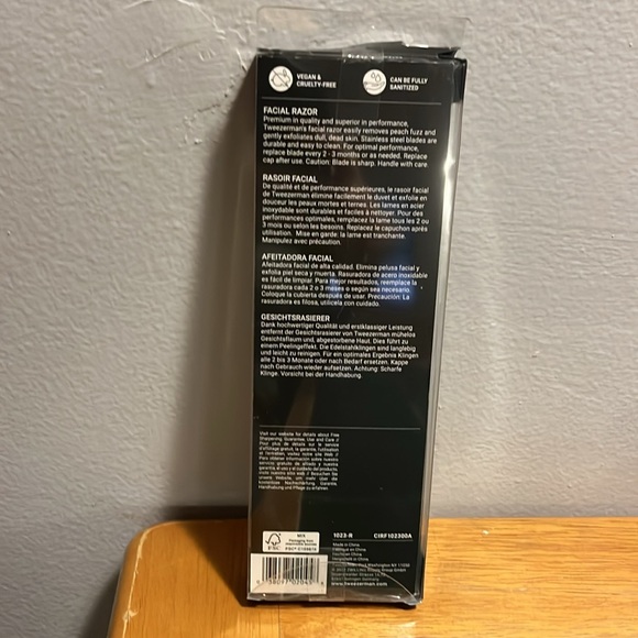 Tweezerman Facial Razor - Picture 3 of 3